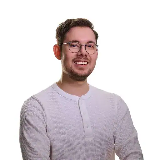 Jurac Tarazona, CEO von YUNIVERS, im professionellen Porträt – digitaler Unternehmer mit Fokus auf Prozessautomatisierung und Softwarelösungen für KMU.