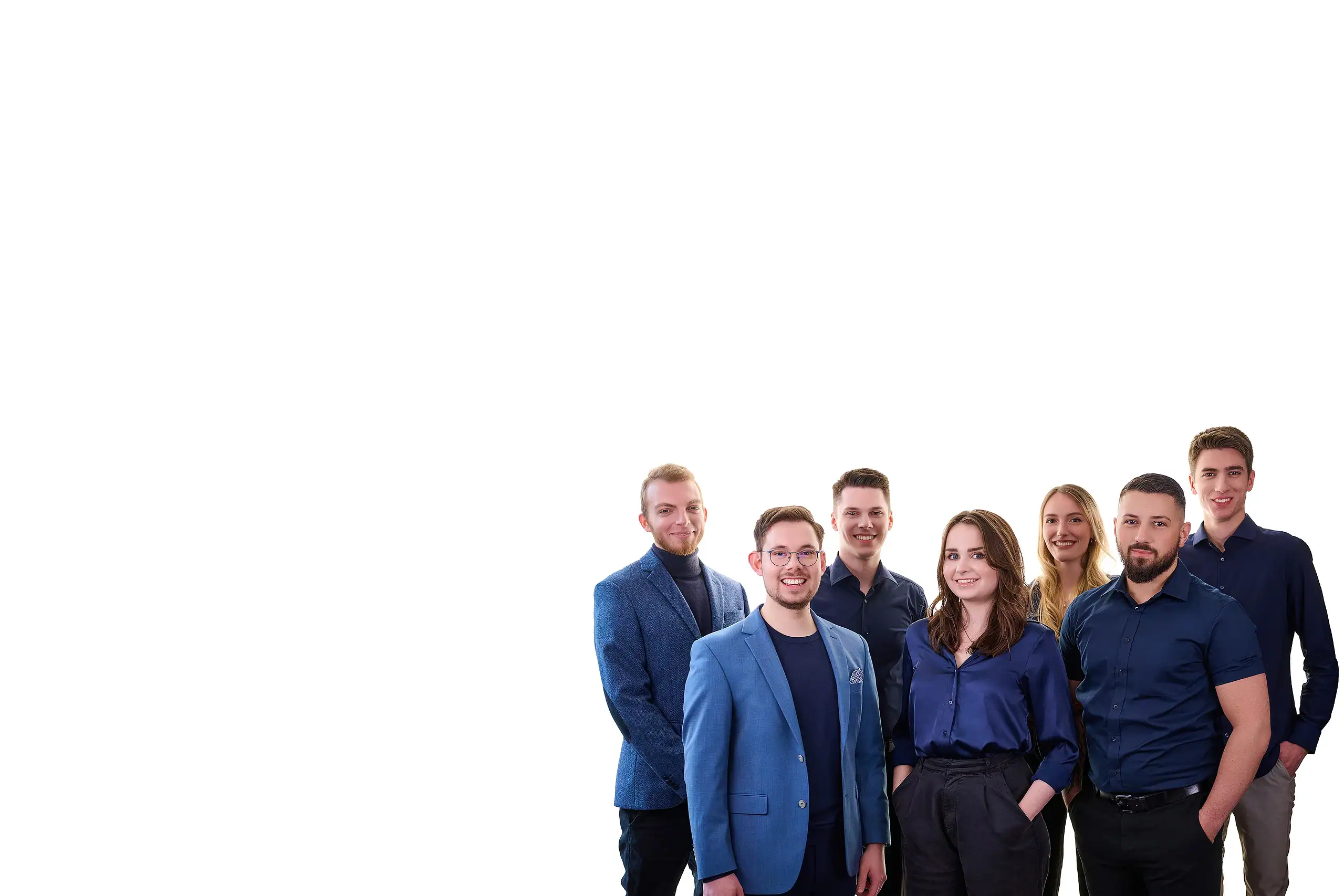Das Team von YUNIVERS, bestehend aus sieben jungen Fachkräften aus den Bereichen Digitalisierung, Softwareentwicklung und Beratung, steht gemeinsam vor weißem Hintergrund – professionelles Gruppenfoto eines innovativen Digitaldienstleisters.